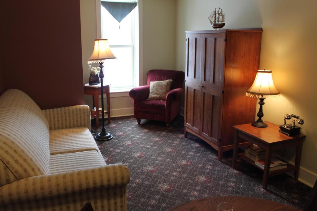 Selkirk Hotel Edmonton Room photo